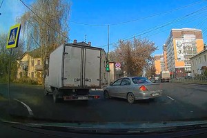 В Брянске сняли на видео опасные маневры водителя-лихача