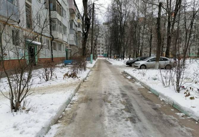 В Брянске управляющим компаниям и ТСЖ выписали 119 предостережений за снег во дворах