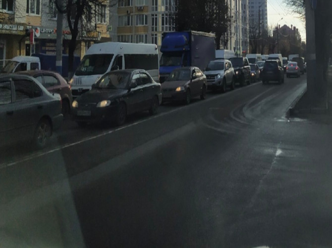 Брянск встал в огромной пробке из-за ДТП на площади Партизан