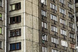 В Брянске из окна многоэтажки выпала девочка-подросток