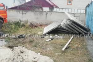 В Брянске на стройплощадке двух рабочих придавило бетонными плитами