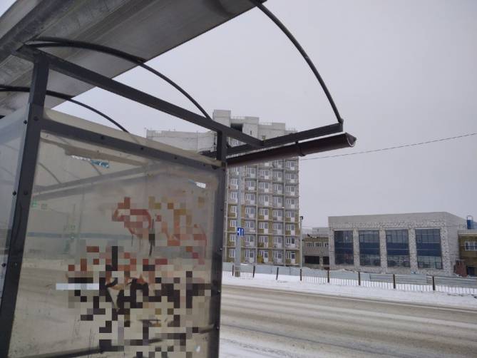 Снесло крышу у новой остановки возле Дворца единоборств в Брянске