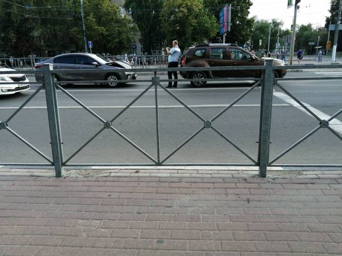 В Брянске перед пешеходным переходом столкнулись две иномарки