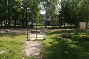 В Почепе УК заставили отремонтировать детскую площадку по улице Строителей