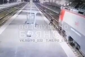 В Брянске опубликовали шокирующее видео гибели мужчины под поездом