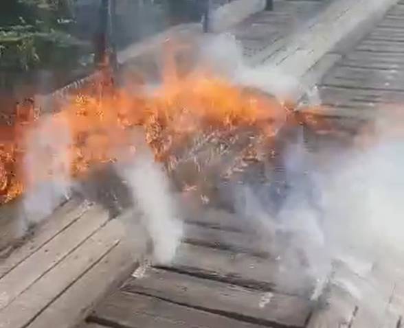 В Климовском районе подожгли деревянный мост