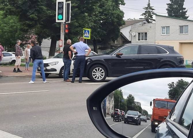 В Брянске на Ульянова столкнулись два автомобиля