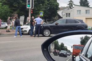 В Брянске на Ульянова столкнулись два автомобиля