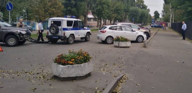 В Брянске возле отдела МВД полицейская машина попала в ДТП