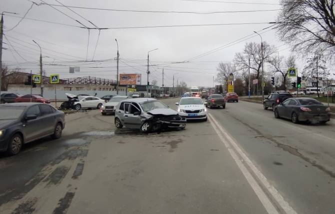 В Брянске водитель Hyundai врезался в Volkswagen и сломал ключицу