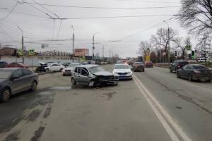 В Брянске водитель Hyundai врезался в Volkswagen и сломал ключицу