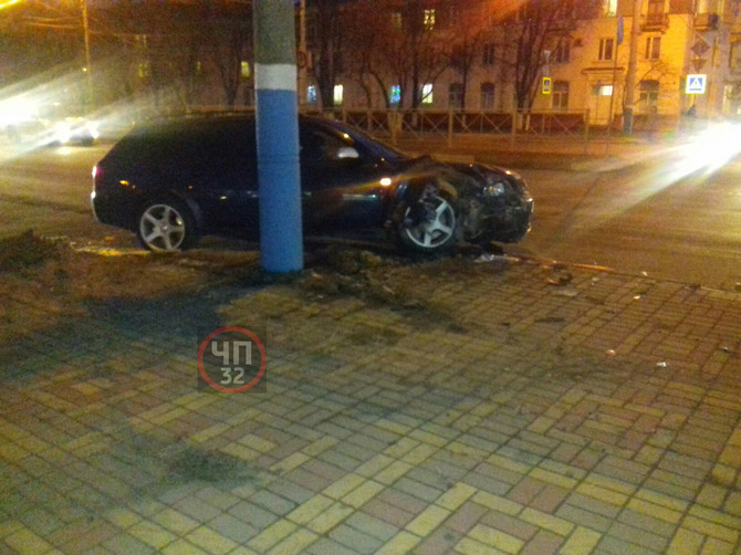 В Брянске возле «Европы» иномарка влетела в столб
