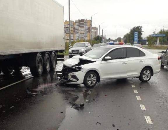 В Брянске в ДТП на улице Бурова ранен 29-летний водитель Nissan