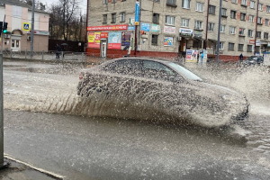 В Брянске из-за ливня под воду ушла дорога у Бежицкого рынка