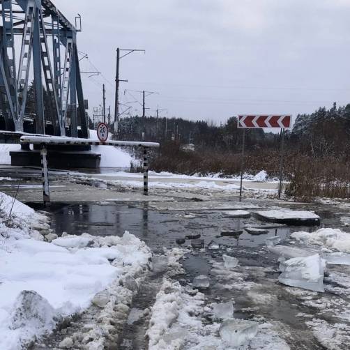 В Брянске затопило дорогу под мостом между Ковшовкой и Ходаринкой