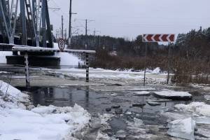 В Брянске затопило дорогу под мостом между Ковшовкой и Ходаринкой