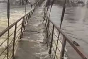 Под Дятьково из-за паводка затопило подвесной пешеходный мост