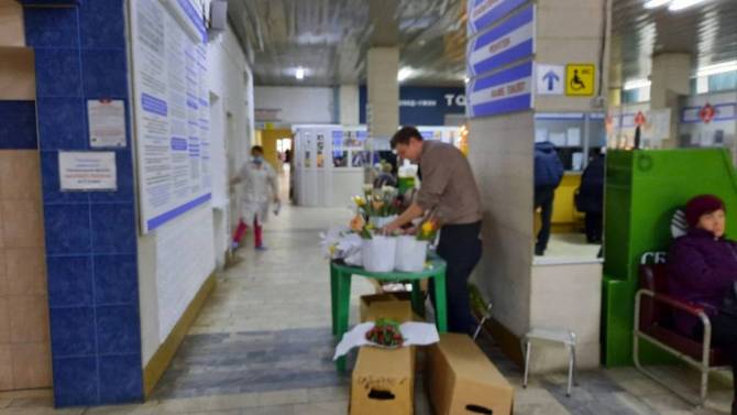 В брянском клинико-диагностическом центре устроили торговлю цветами