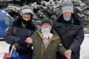 В Брянске полицейские вместо митингующих поймали пенсионера