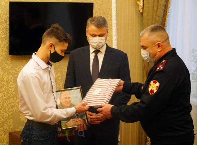 Брянский школьник получил портрет Путина с автографом