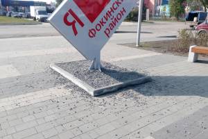 В Брянске жители «Лития» не оценили клумбы из щебня