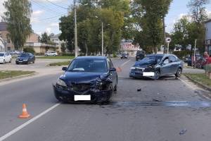 В Дятьково женщина на Renault врезалась в Mazda и покалечила двух пассажирок