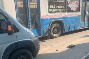 В Брянске у БУМа маршрутка и троллейбус не поделили пассажиров