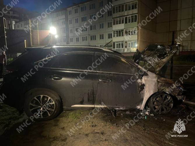 За ночь в Брянске сгорели две легковушки