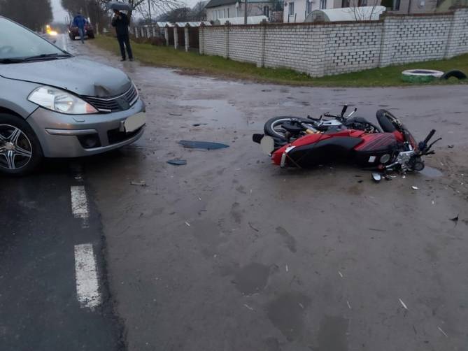 В Сураже водитель Nissan сломал ногу мотоциклисту