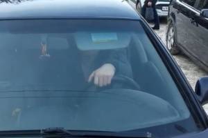 В Брянске сняли на видео таран водителем Nissan пешехода на тротуаре