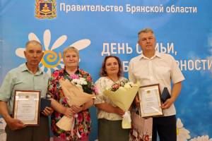 В Брянской области 58 семей наградили медалью за «За любовь и верность»
