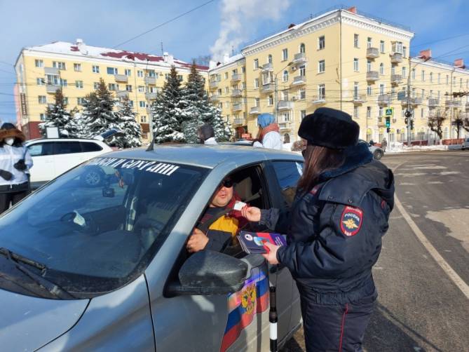 В Брянске полицейские поздравили водителей с 23 февраля