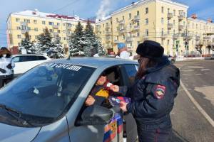 В Брянске полицейские поздравили водителей с 23 февраля