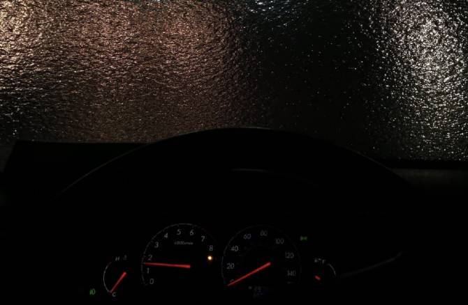 «День скребка»: в Брянске машины после дождя покрылись льдом