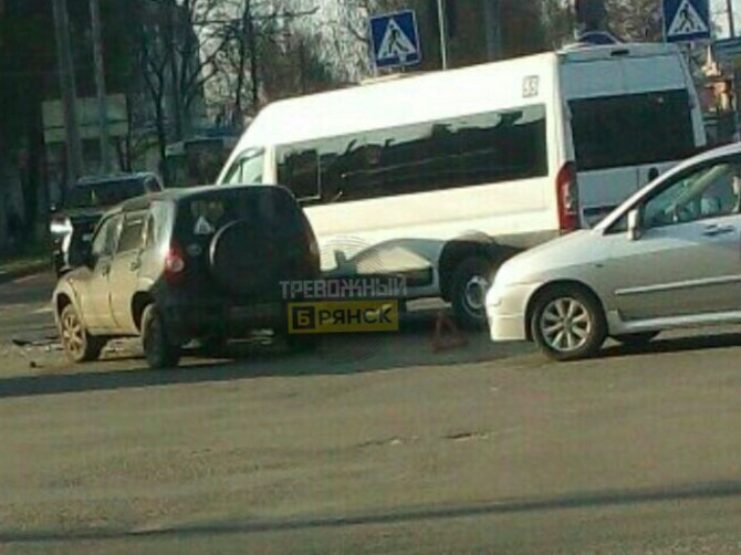 В Брянске возле ТРЦ «БУМ сити» маршрутка №55 попала в ДТП
