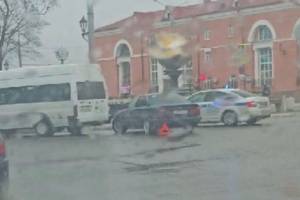 На площади перед ж/д вокзалом Брянск-I легковушка врезалась в маршрутку