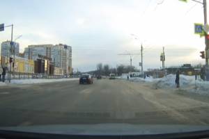 В Брянске на Ульянова сняли на видео опасный маневр водителя иномарки