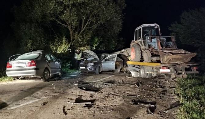 Под Навлей водитель Mitsubishi врезался в эвакуатор с трактором и погиб