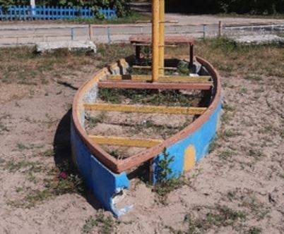 В Брянске нашли «зону отчуждения» со сгнившей детской площадкой