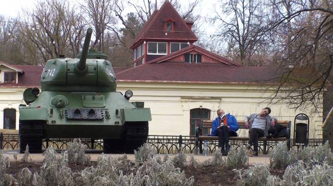 Брянцев насмешили спящие возле танка Т-34 парни