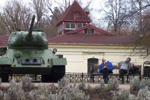Брянцев насмешили спящие возле танка Т-34 парни