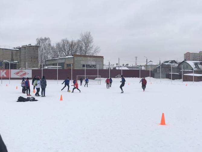 Брянские школы бьются за победу в турнире по мини-футболу на снегу