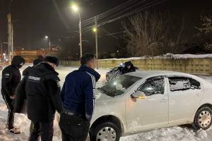 В Брянске полицейские пришли на помощь застрявшему на дороге водителю