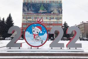 В Брянске начали убирать новогодние украшения с улиц и площадей