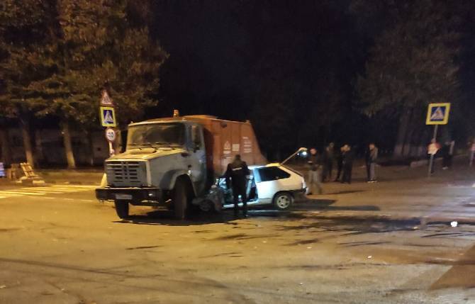 В Клинцах в ДТП с мусоровозом пострадали трое