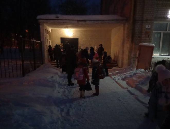 В Брянске первоклашек школы №8 заставили стоять на лютом морозе