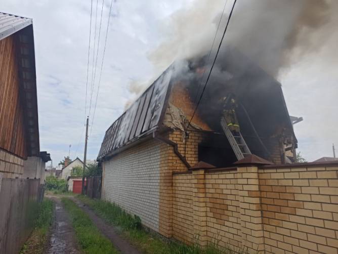 В Брянске горящий двухэтажный гараж тушили три автоцистерны