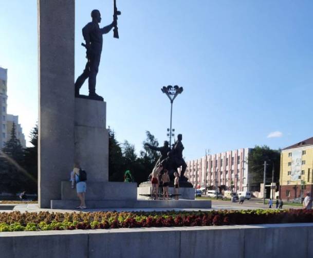 В Брянске у памятника на площади Партизан сняли на фото полуголых подростков