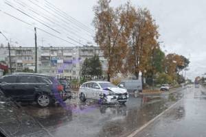 В Клинцах на улице Свердлова столкнулись две легковушки