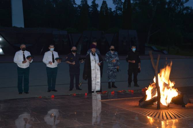 Брянцы зажгли свечи на «Партизанской поляне» в День памяти и скорби
